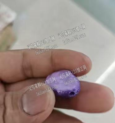 扁珠上面喷粉，撒葱粉外发加工，如图，诚寻