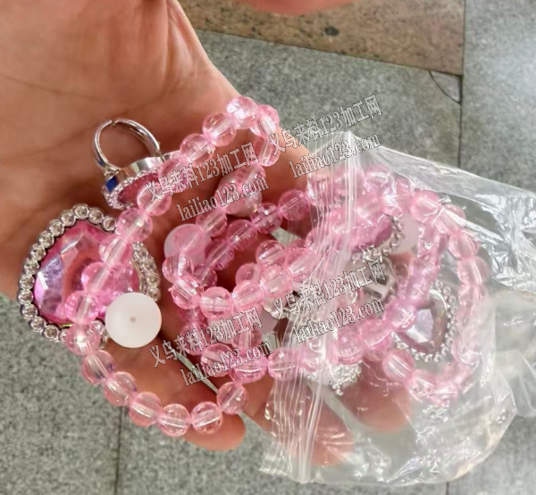 寻找专业做这个塑料项链成品的工厂，请联系