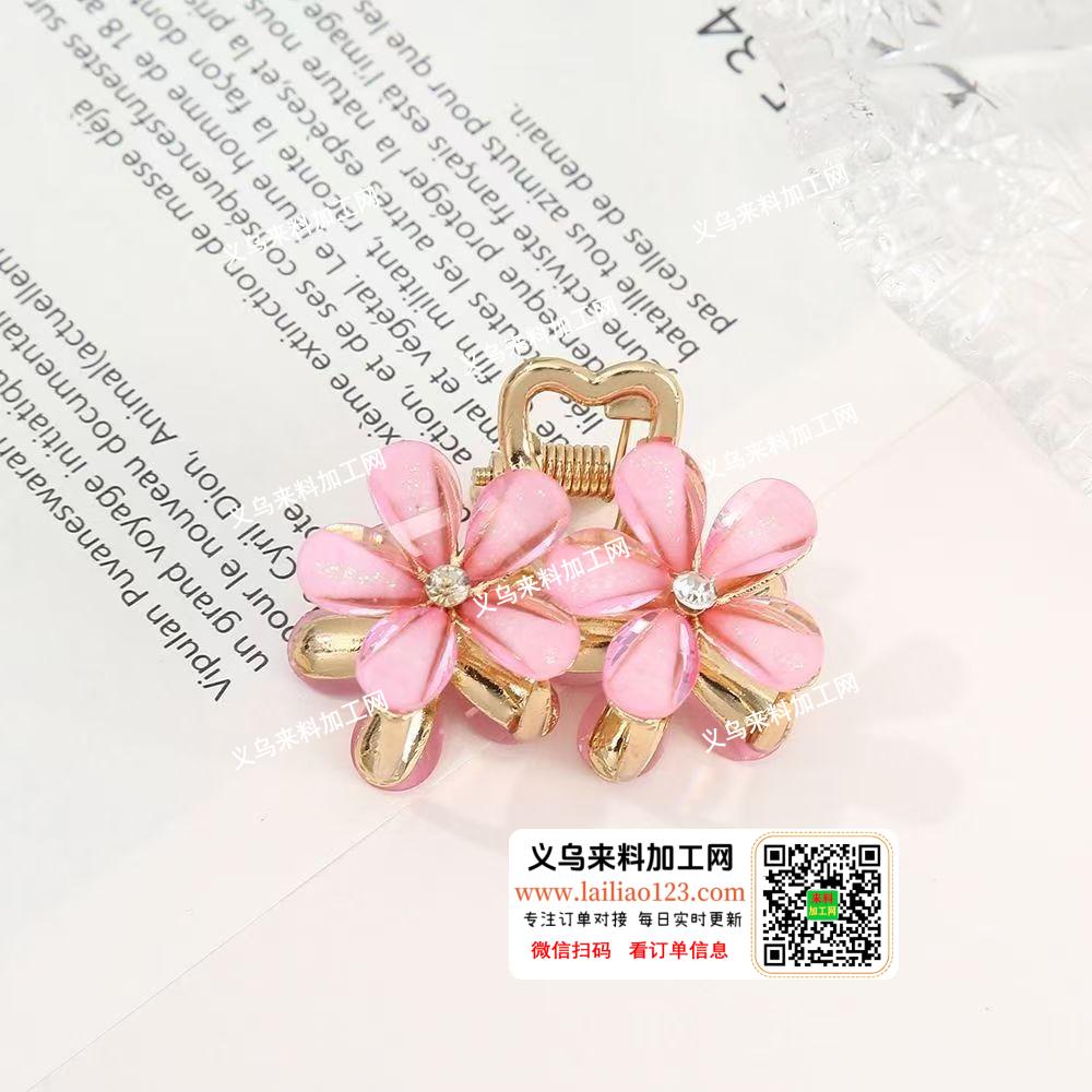 《手工活外发》小抓夹上弹簧的手工活外发。