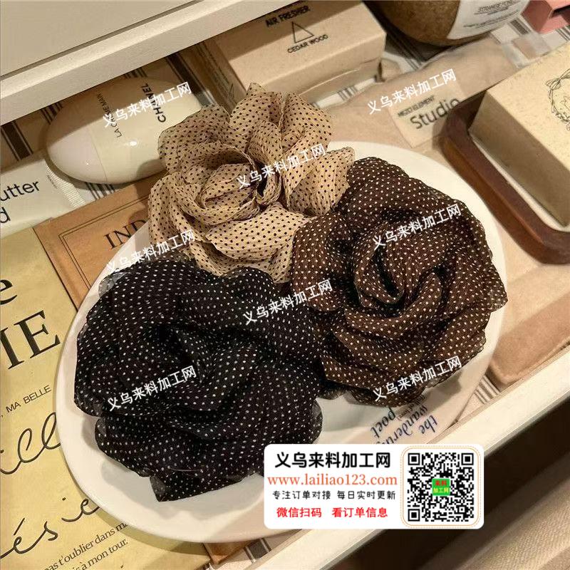 就这类布艺花朵手工活外发加工是手卷的，手