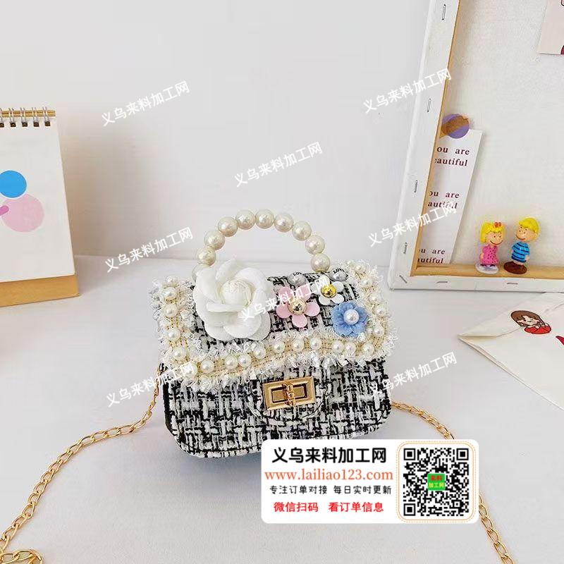 这个小包上面粘珍珠、粘配件、粘胶的手工活