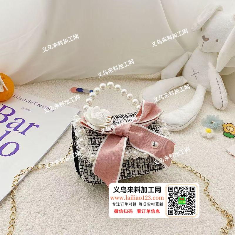 这个小包上面粘珍珠、粘配件、粘胶的手工活