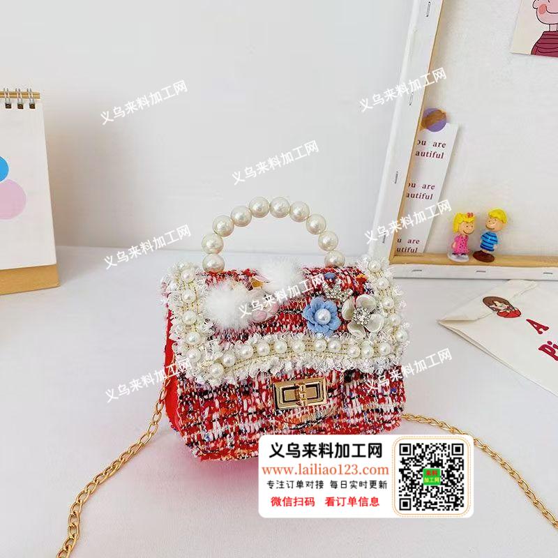 这个小包上面粘珍珠、粘配件、粘胶的手工活
