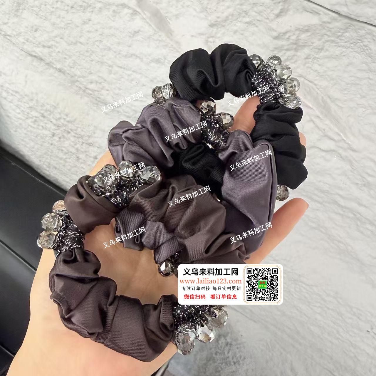 钩针穿珠子编织发圈的手工订单外发，如图，