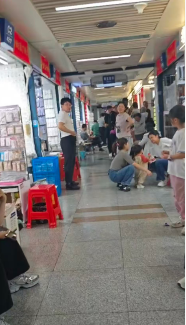 义乌商贸城每天都有海量订单生成，饰品、箱包、服装、小五金、手